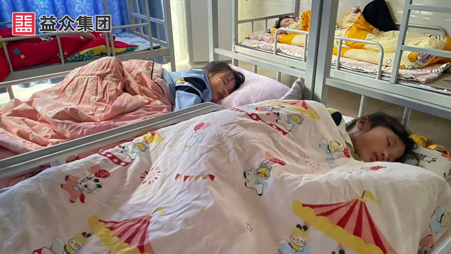 午休秩序井然，学生安然入睡1_副本